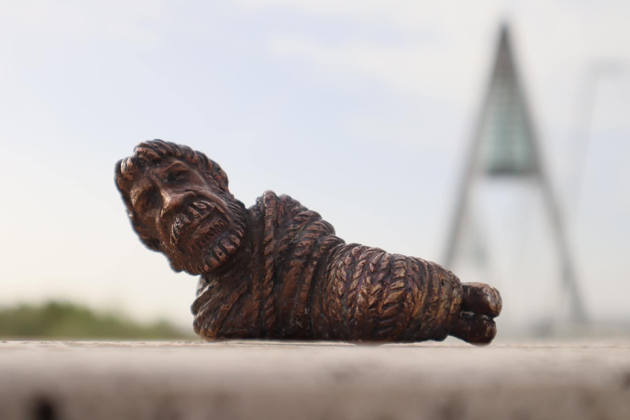 Legendás Chuck Norris szobor áll a budapesti hídon: egyedi Kolodko mű alkotása