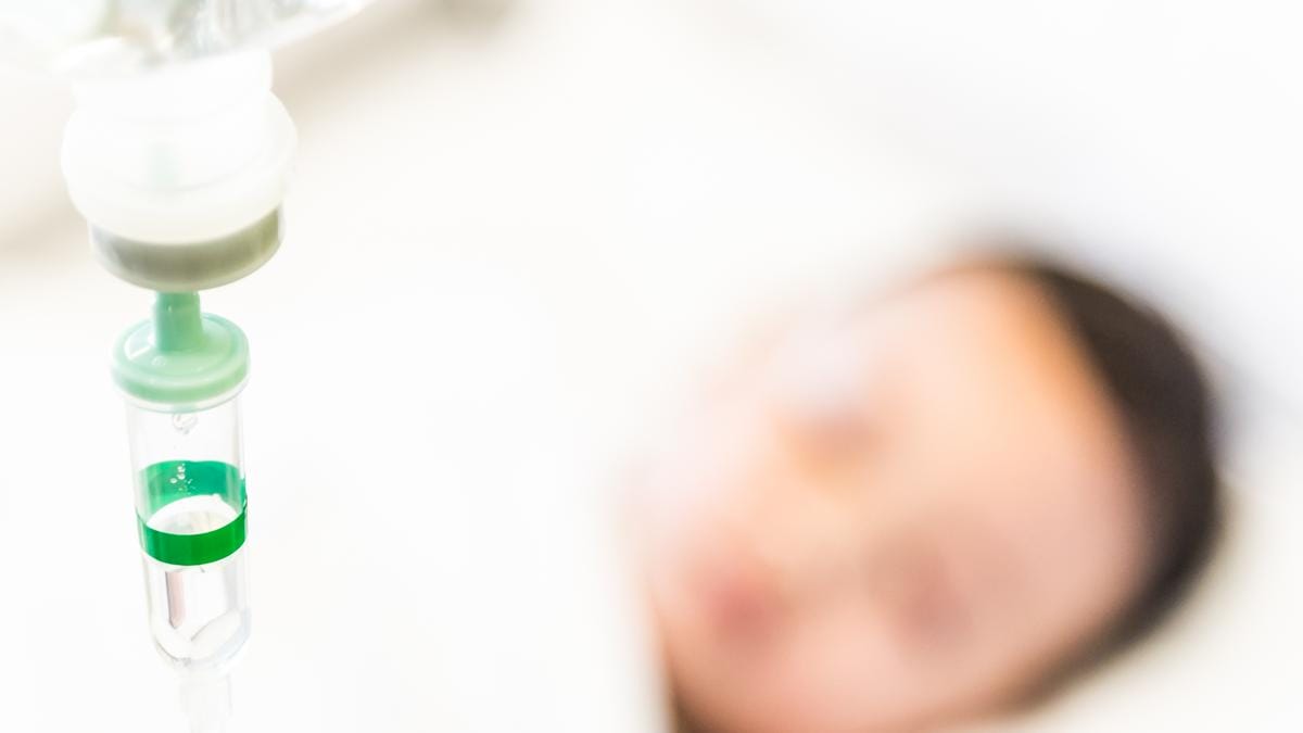Sokkoló eset: súlyosan bántalmazott csecsemőt ápolnak a szombathelyi kórházban