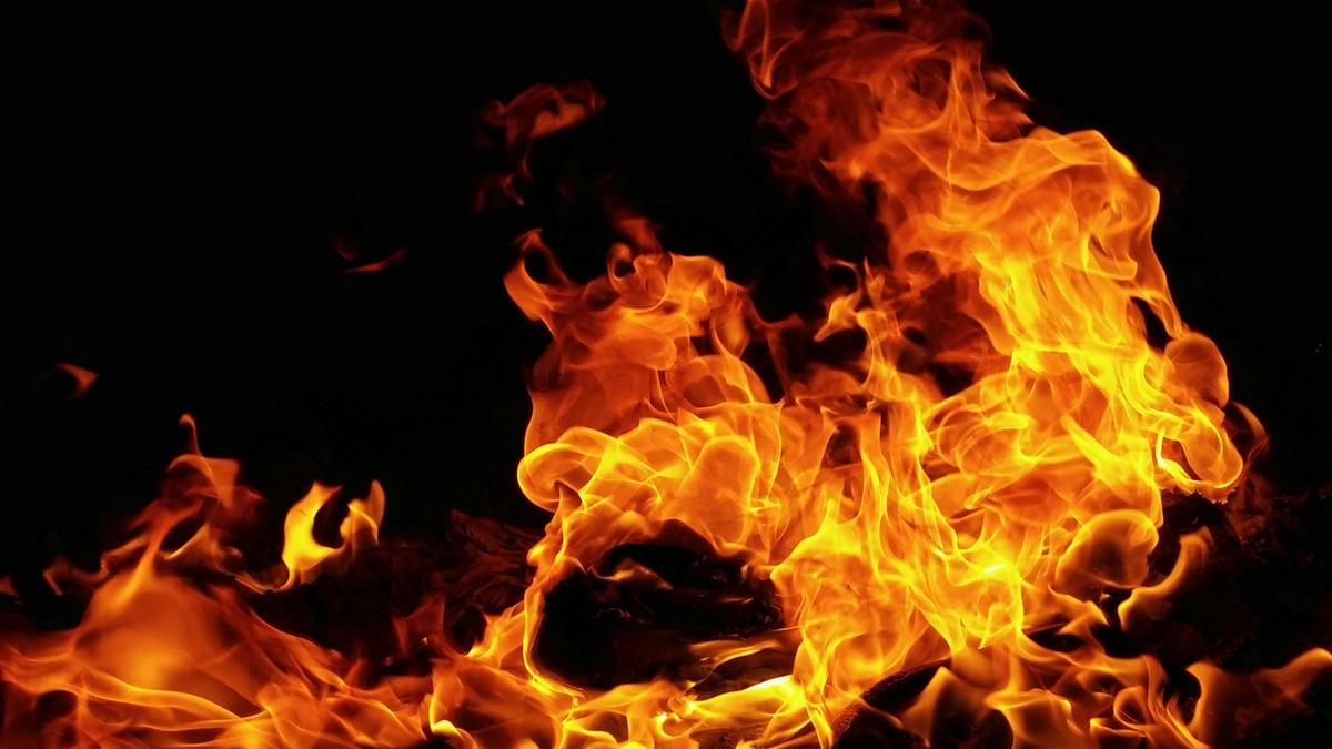 Pécsi lakástűz tragédia: nő rekedt a lángok között, kettős mentés zajlott