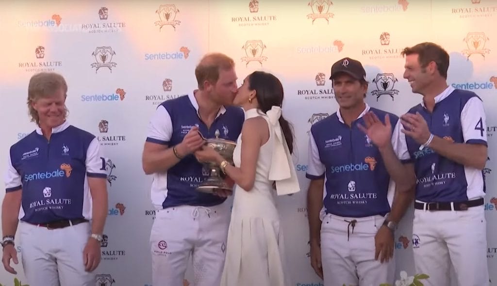 Az ellenállhatatlan szerelmi megnyilvánulás: Meghan Markle és Harry herceg nyilvános csókja a lovaspóló versenyen