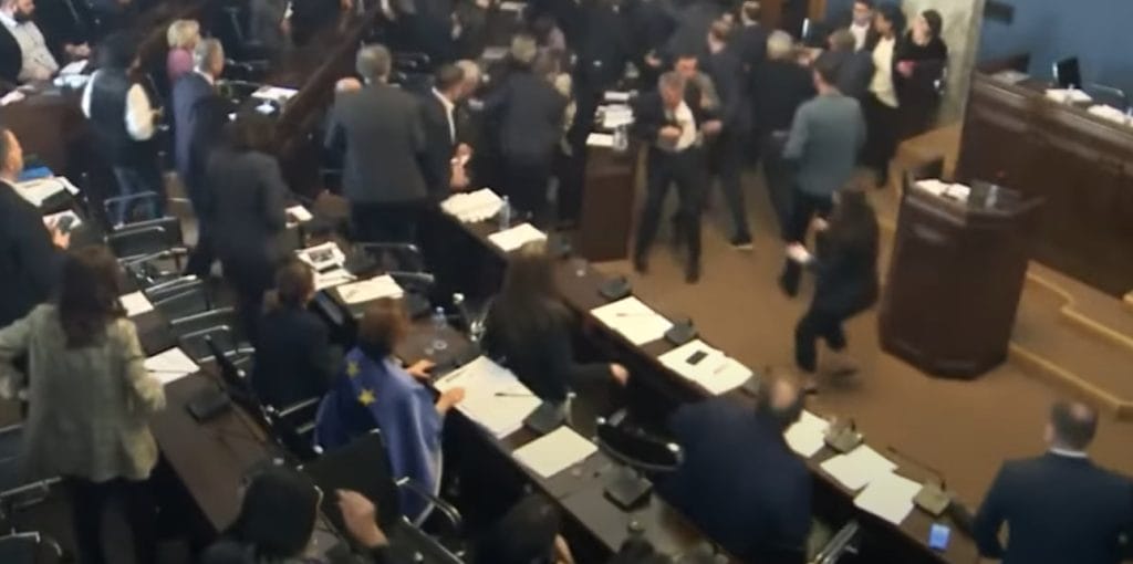 Durva összecsapás robbant ki a grúz parlamentben – felvételek!