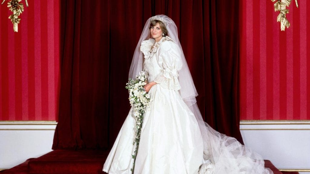 Végzetes divatnyomozás: A Diana hercegné esküvői ruhájával kapcsolatos titok kiderült!