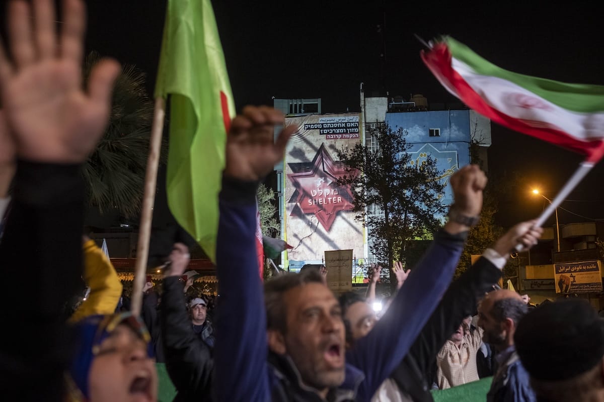 Örömmel fogadták az irániak az Izrael elleni légitámadást az utcákon