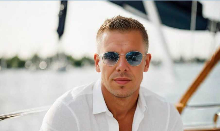 A meglepően magas összegű licitálás: Magyar Péter napszemüvege már 1,2 millió forintnál jár
