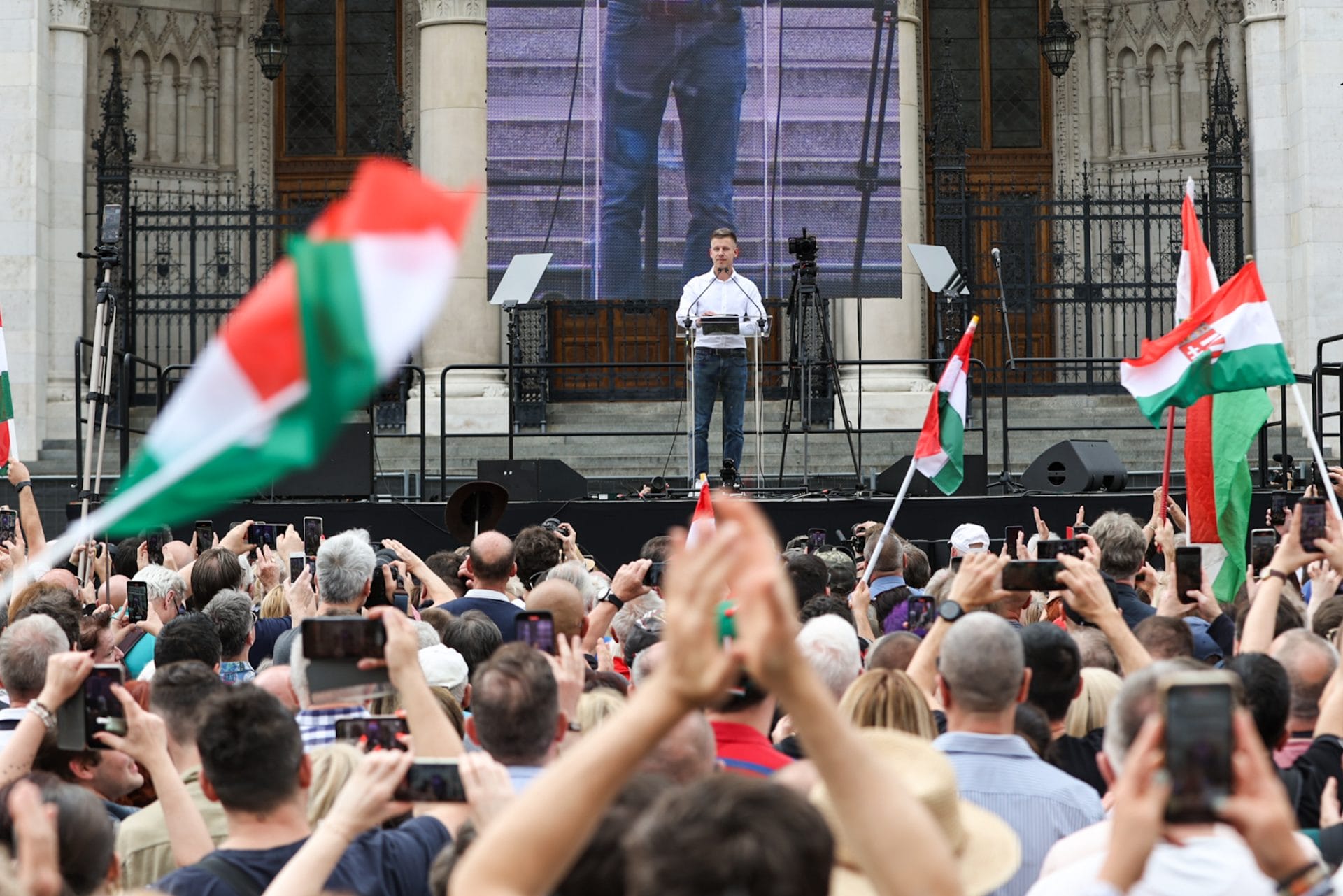 A hatásos cím: “Botrány: 3 millió forint közpénz a DK-tól – Magyar Péter lejáratására?