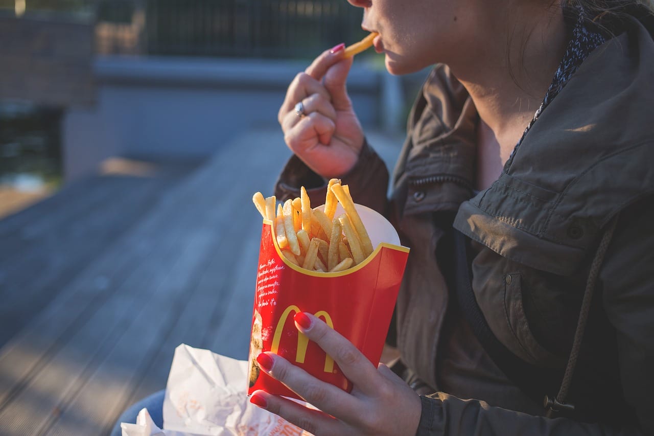 A McDonald's CSÁBÍTÓ ÓRIÁSPLAKÁTJA: AZ ILLAT AZ ELŐNY!