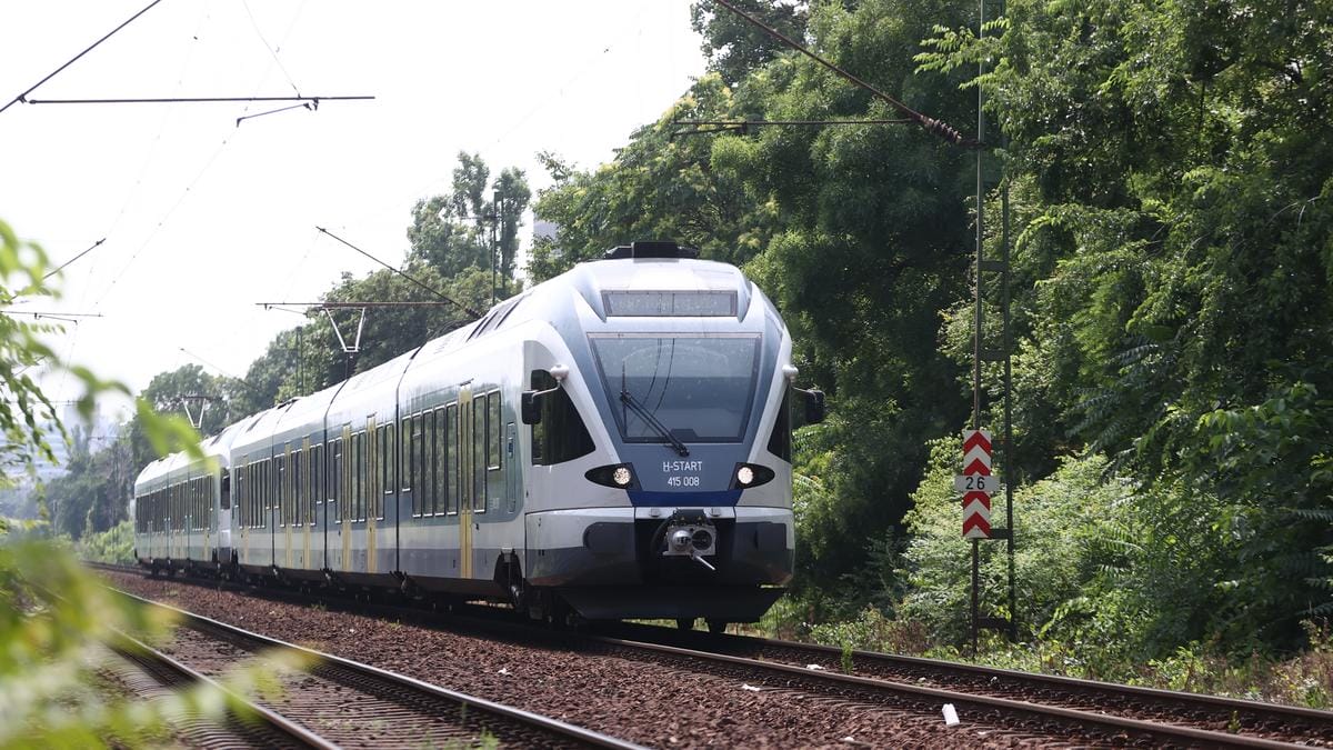 Tragikus baleset: Vonat halálra gázolt egy hetvenéves férfit Balatonfürednél