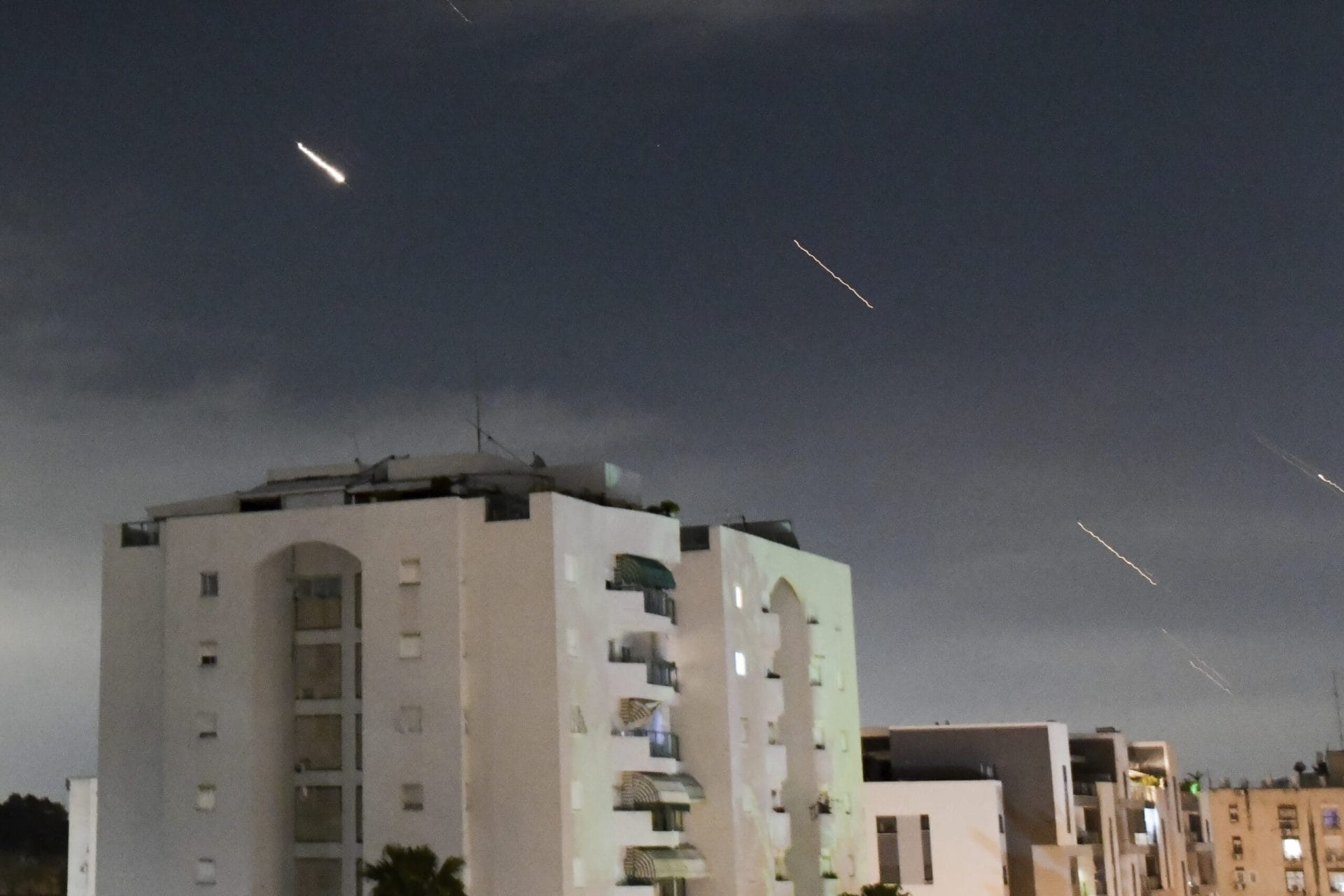 Irán drónok és rakéták általi éjszakai támadása Izraelre: Több száz eszköz érintett