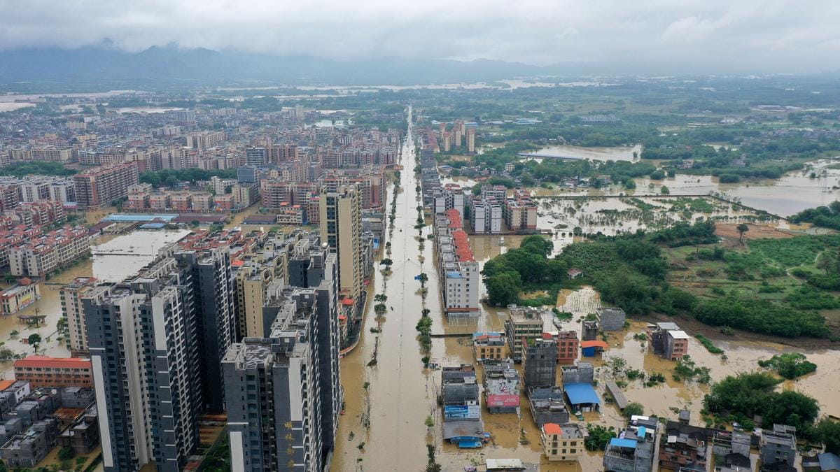 Vészjósló helyzet: 60 ezer ember evakuálva, több halott és eltűnt