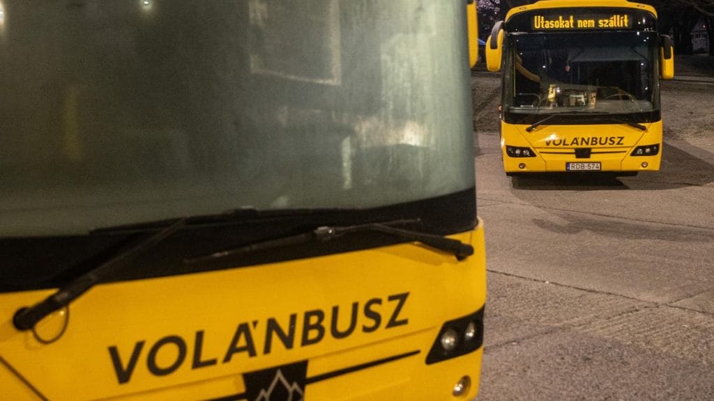Hősiesség Szegeden: Kollégák mentették meg a rosszul lett buszsofőrt, mielőtt villanyoszlopnak csapódott volna