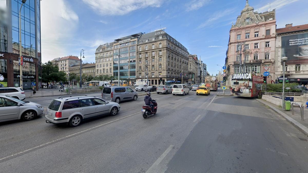 Különleges látvány Budapest központjában: Zebrát építenek az Astoriánál