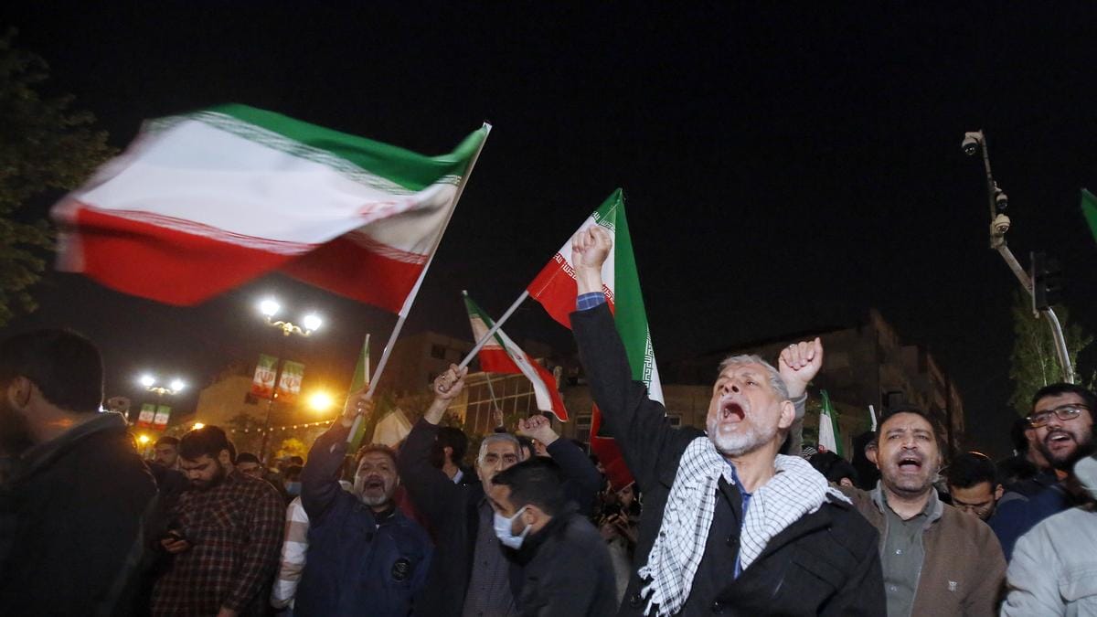 Irániak örömrivalgása az Izrael elleni támadásra: megrázó pillanatok a Teheránban tartott tömeges népünnepélyen