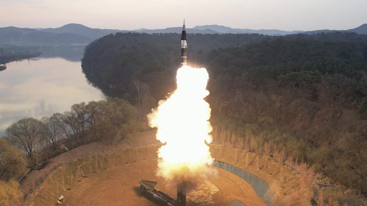 Feszültség a Japán-tengeren: Észak-Korea ballisztikus rakétát lőhetett ki