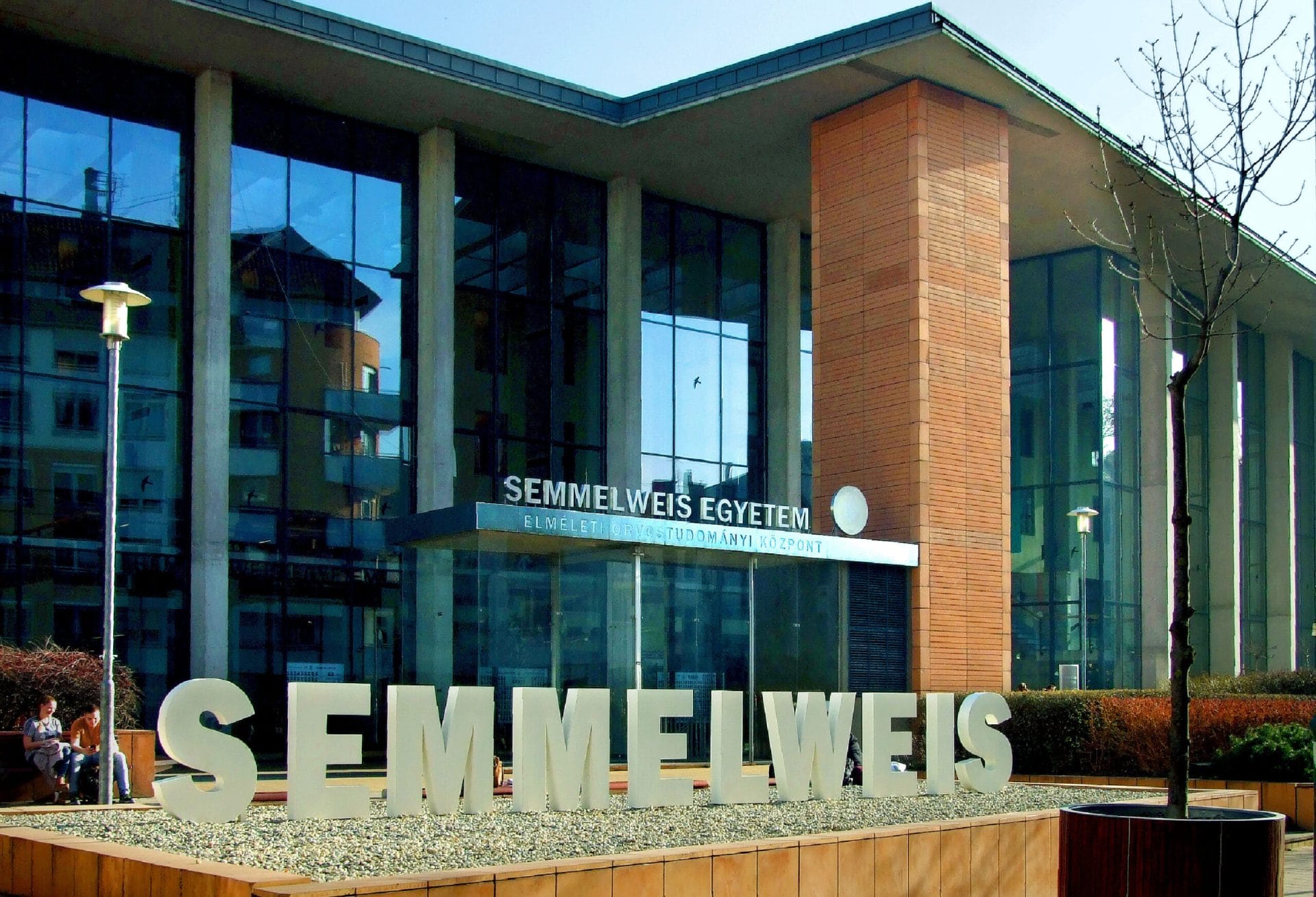 Emberek méltóságát sértő kérdések a Semmelweis Egyetemen: Vizsgálat indult a felvételi botrány kapcsán