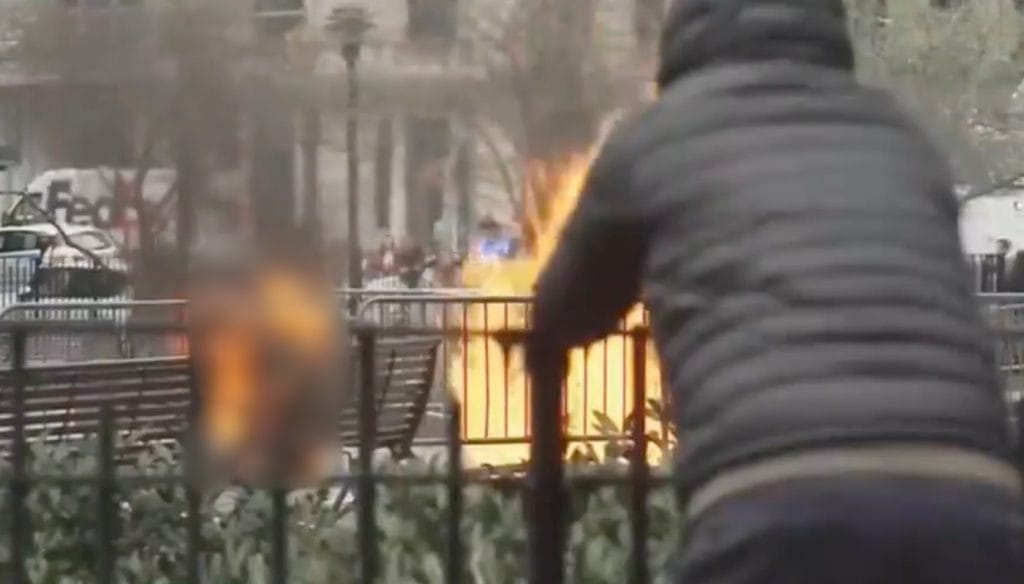 Tüntető öngyilkosság: Férfi felgyújtotta magát Trump tárgyalása közben