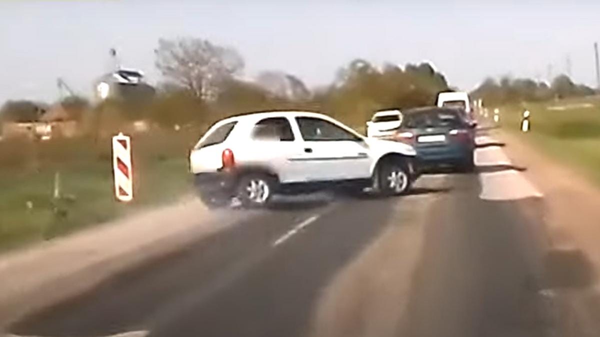 Rémületes pillanatok Ceglédnél: durva baleset előzött meg egy felelőtlen Corsa - megrázó videó