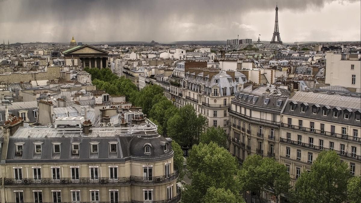 Riasztó fenyegetés Párizsban: robbantással dicsekszik egy férfi az iráni nagykövetség előtt