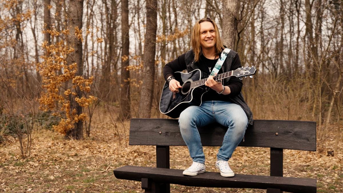 A Pokolgép gitárosa és a Bon-Bon énekese: az autizmus megtapasztalásáról és az érzelmek kifejezésének fontosságáról