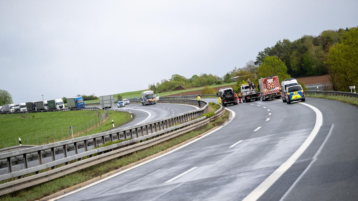 Sokkoló jelenet az A70-es autópályán: 25 jármű összeütközött - Képek a helyszínről