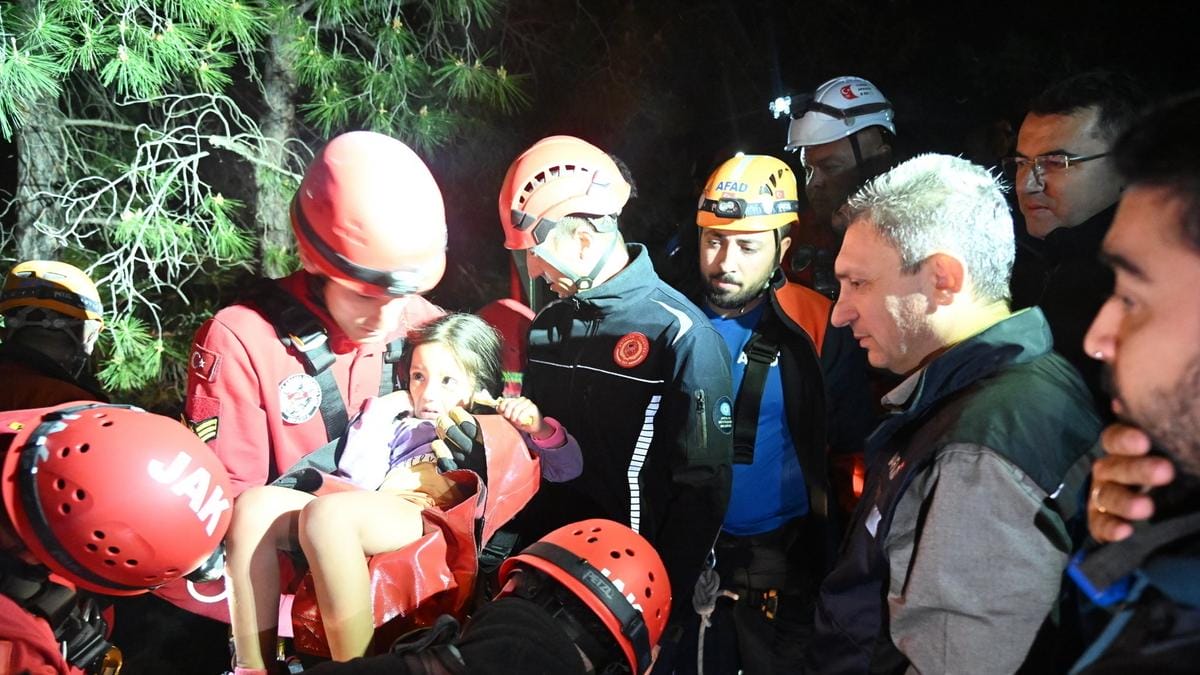 Drámai pillanatok Törökországban: Megdöbbentő fotók a drótkötélpálya-baleset mentéséről