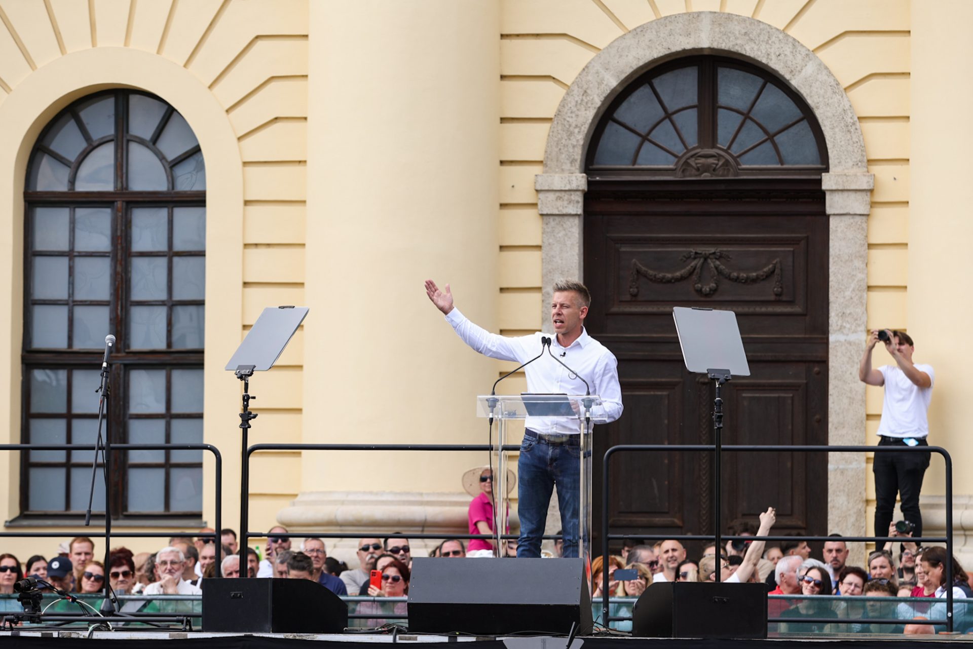 Az "Új magyar politikai erő dominanciája: Magyar Péter pártja lekörözi a DK-t a Nézőpont szerint