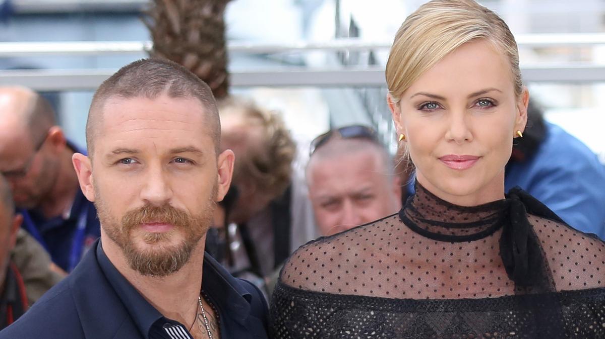 Charlize Theron kemény stílussal közölte Tom Hardy-vel: „Úgy kellett kiráncigálni a lakókocsijából”, miután a színész teljesen bekattant és testőrt akart felfogadni ellene