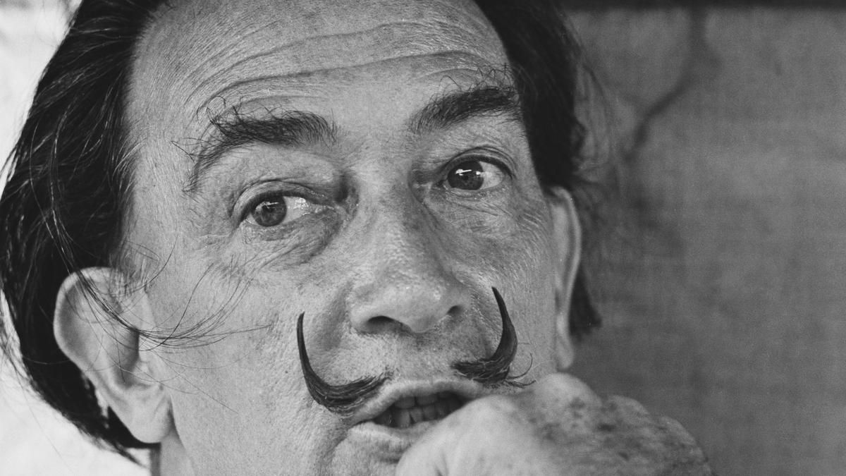 A különleges stílusú Salvador Dalí és viasszal pödört bajuszának titka