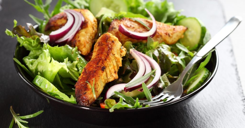 Ízletes fűszeres csirkecsíkok salátaágyon: könnyed, mégis laktató