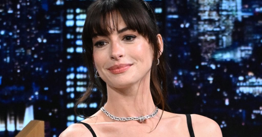 Anne Hathaway kínos pillanata: A színésznő zavarba jött a kamerák előtt