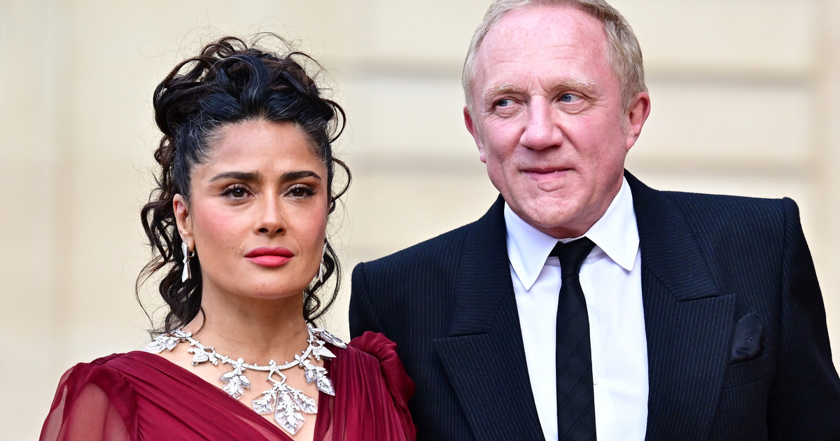 Salma Hayek elegánsan ragyogott Macronék otthonában: Elkápráztatta a bordó estélye