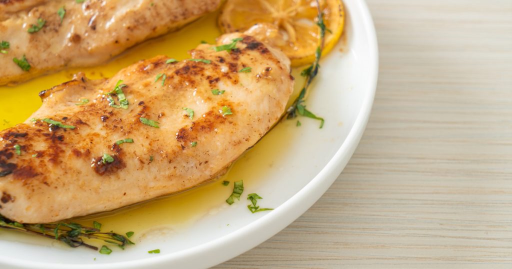 Szájban olvadó serpenyős csirkemell: pillanatok alatt nyári estét varázsolhatsz az asztalodra