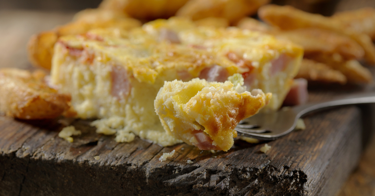 Gyorsan elkészíthető és ínycsiklandó tepsiben sült omlett füstölt sonkával: a tökéletes választás reggelire vagy vacsorára