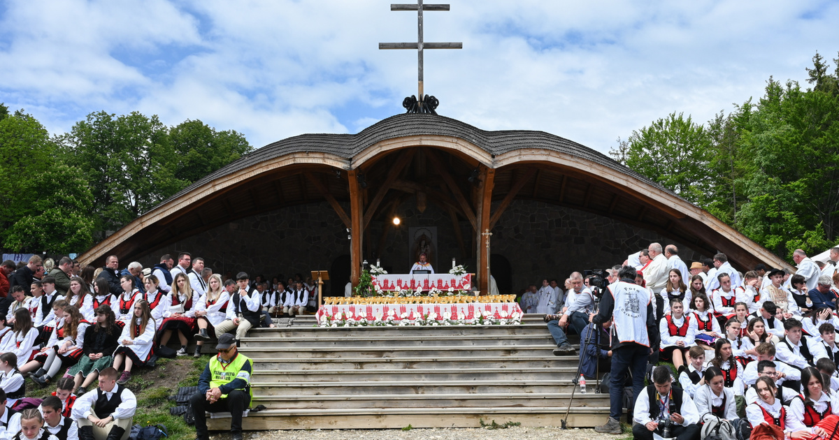 A “Medvék fenyegetik a csíksomlyói búcsú résztvevőit” hatásos cím lehet.