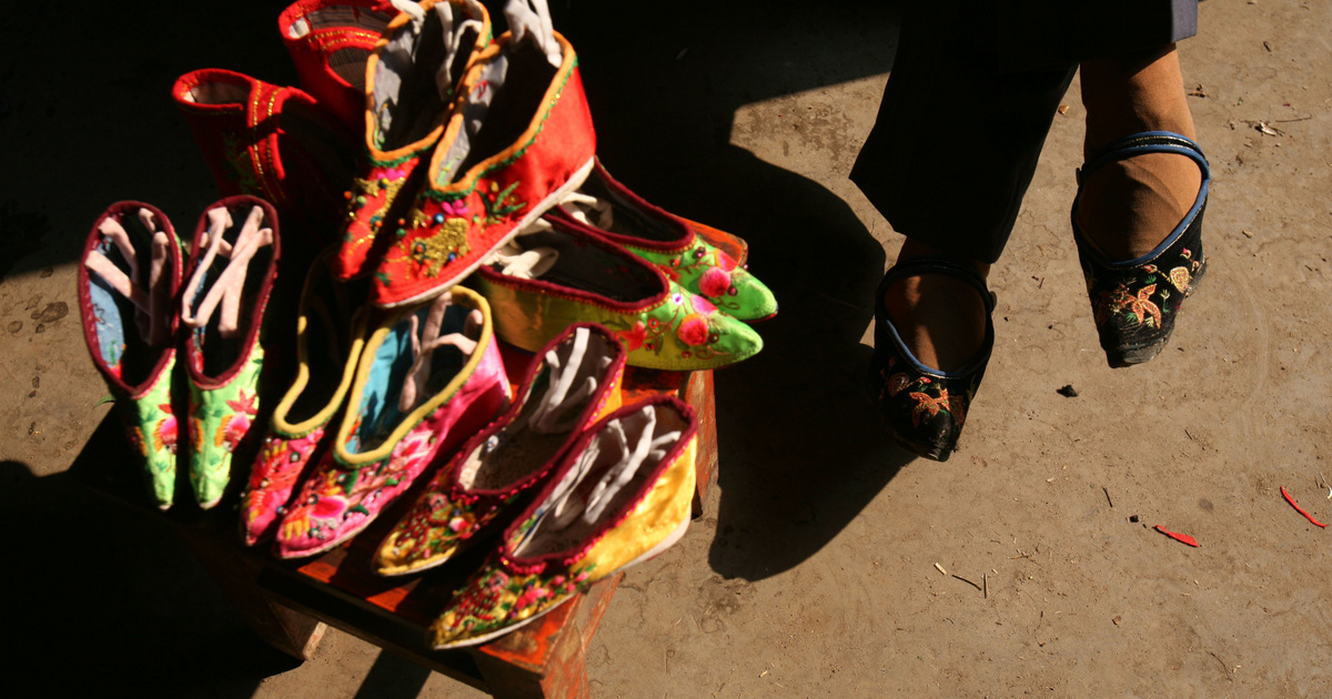 Kicsi lábakkal a nagy világban: a lábujj-kötött hagyományok életben maradása
