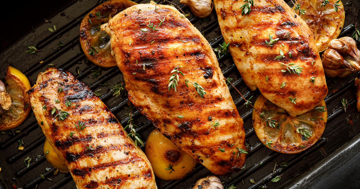 Ínycsiklandó zöldfűszeres csirkemell grillrácson: recepttel