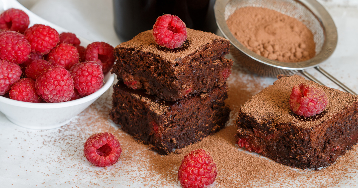 Mennyei csokis málnás brownie kevesebb, mint 10 perc alatt: az ízek tökéletes harmóniája