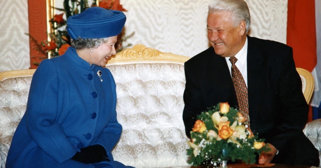 Egy emlékezetes pillanat a történelemből: Jelcin és Erzsébet királynő találkozása fotókon