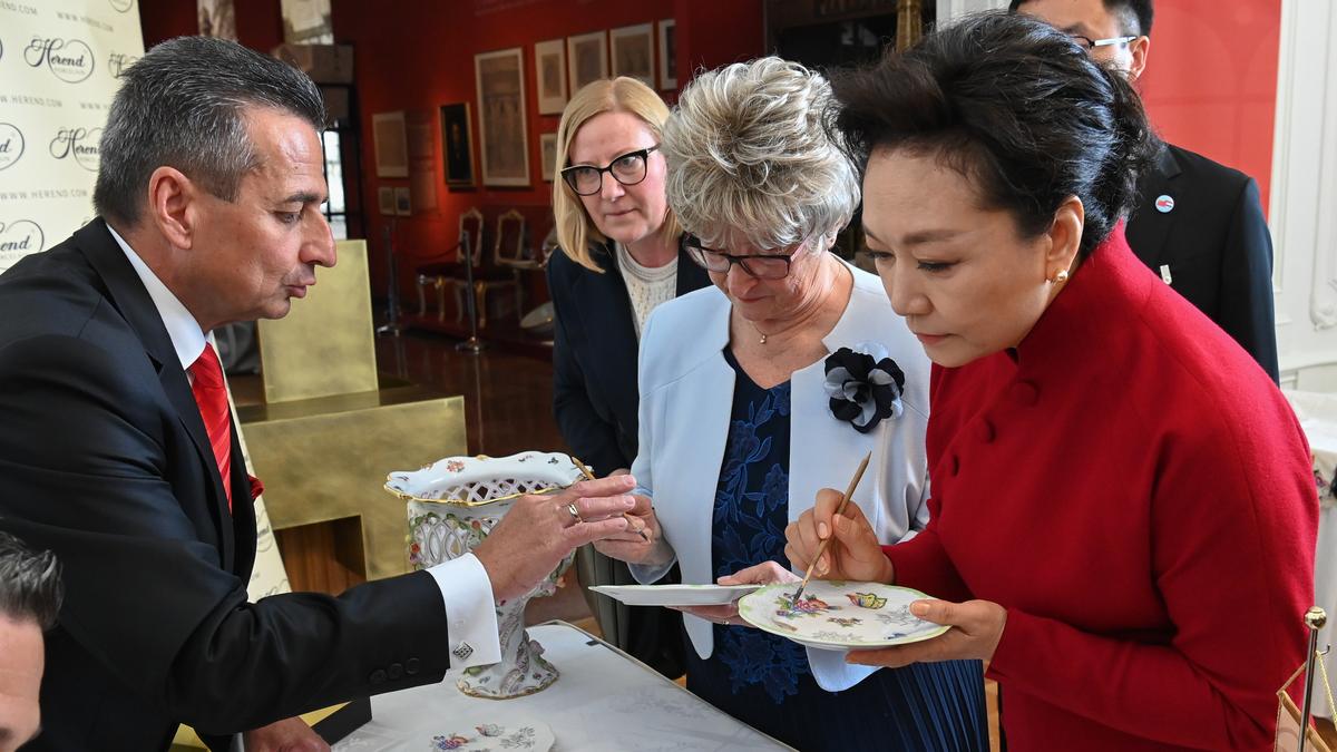 A kínai és a magyar first lady különleges találkozása a budai Várban: amíg a nagyurak tárgyaltak, az időt együtt töltötték