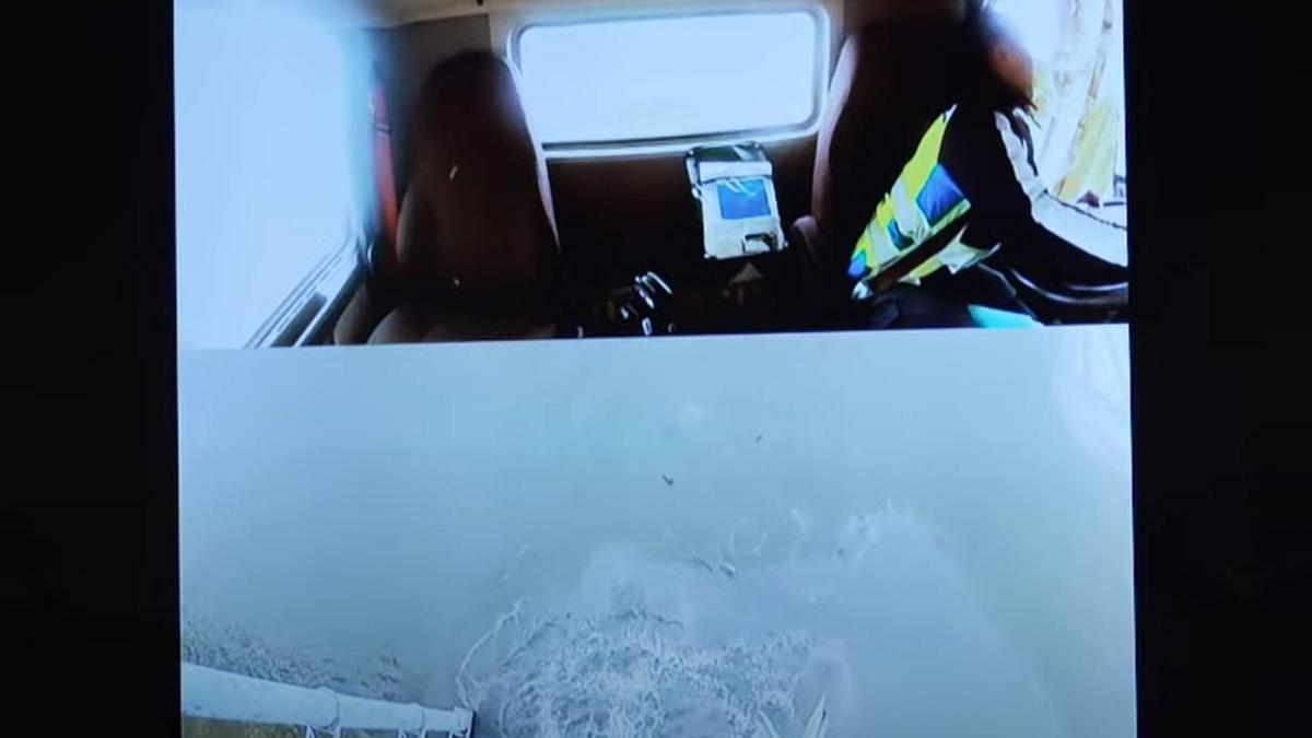Az elképesztő videó, ahogy egy teherautó 40 percig lógott a semmibe a baleset után
