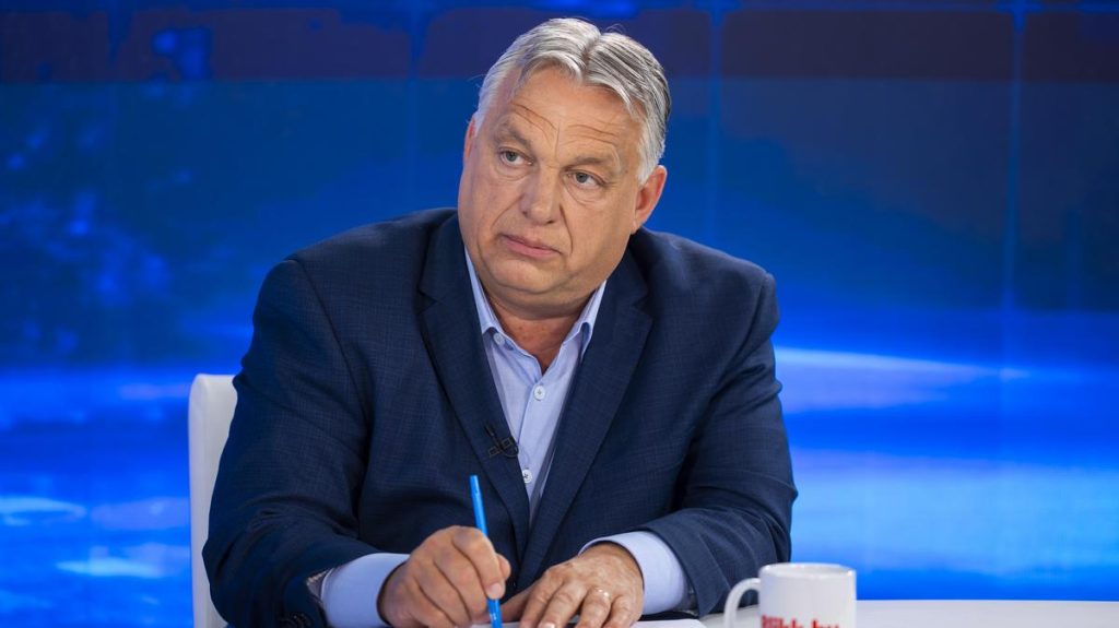 A felháborodott Orbán Viktor csendes dühének jeleit mutatja a nyilatkozatában