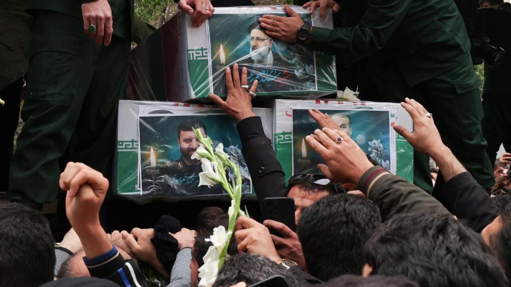 Az elmúlt történelemről szóló elképesztő fordulat: eltemették a helikopter-baleset áldozataként elhunyt iráni elnököt