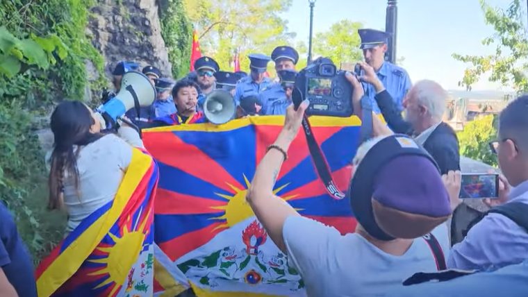Kínai és Tibet-párti aktivisták összecsaptak a Gellért-hegyen: a rendőrség is intézkedett a helyszínen - videófelvétel