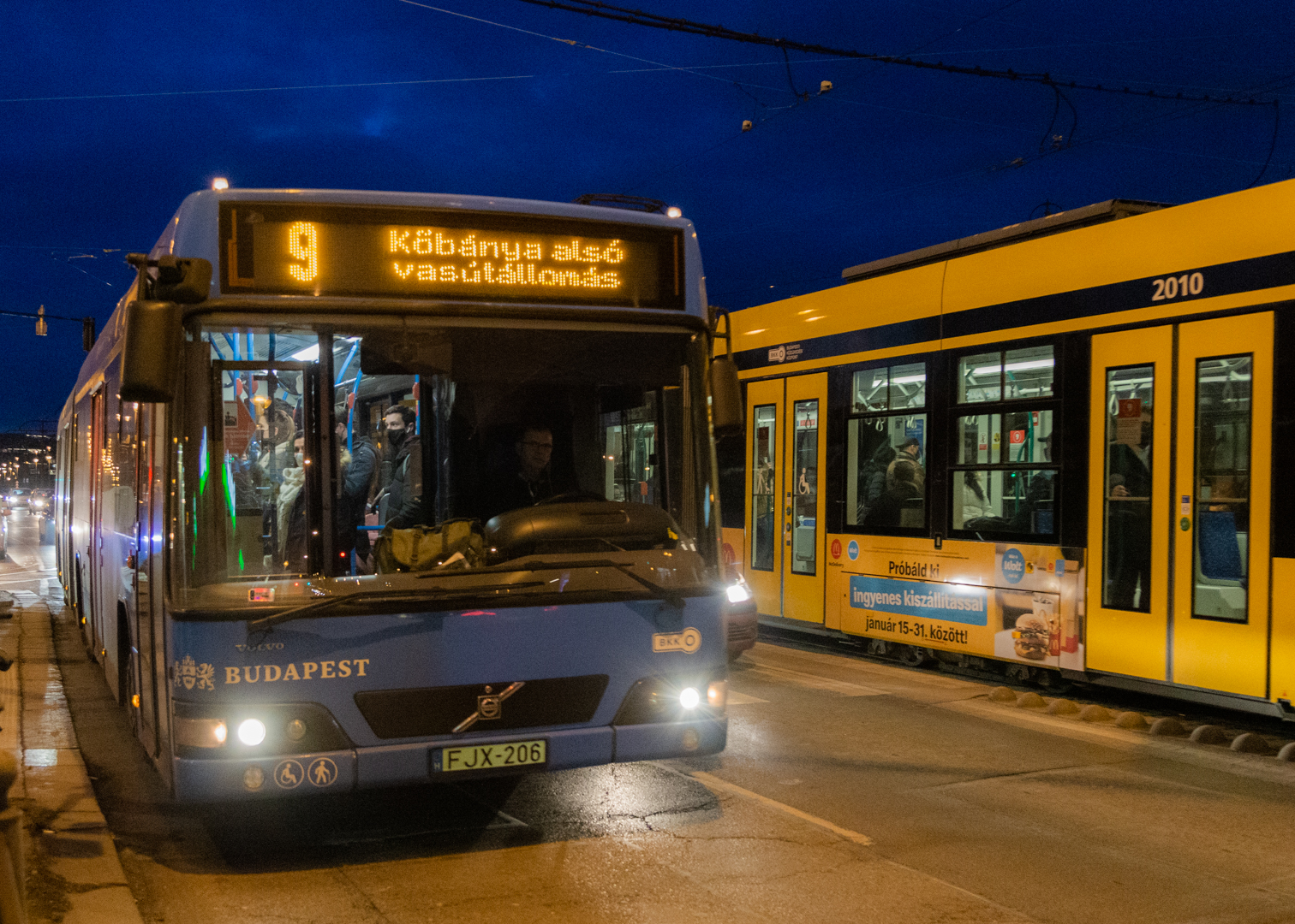 A szívtelen döntés: a kerekesszékes nőt felrakni a buszra ahelyett, hogy lenyitották volna a rámpát