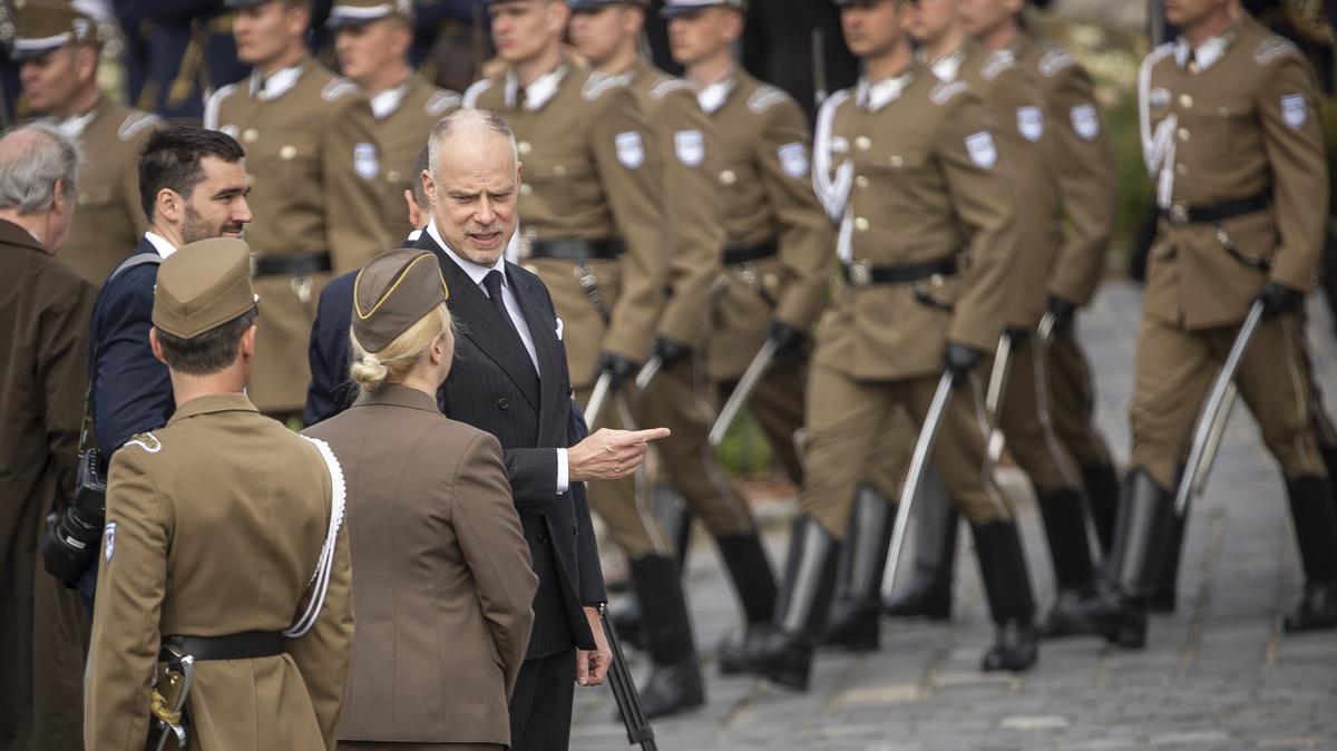 A honvédelmi miniszter üzenete: A hadsereghez csatlakozás egy szent ügy szolgálata