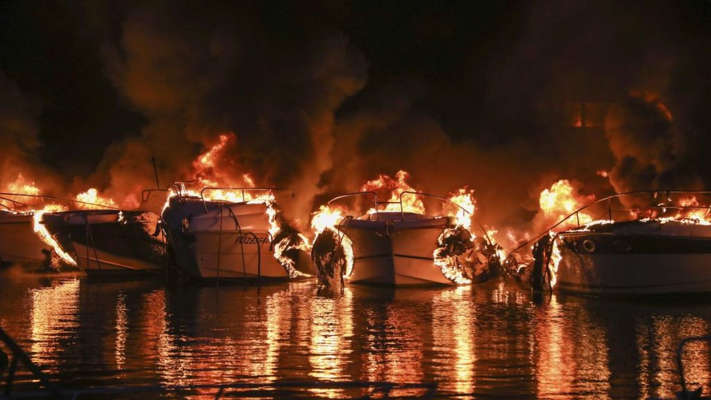 Pánik és pusztítás: tűzvész dúl a magyarok kedvenc üdülőhelyén, luxusjachtok is a lángok martalékává váltak