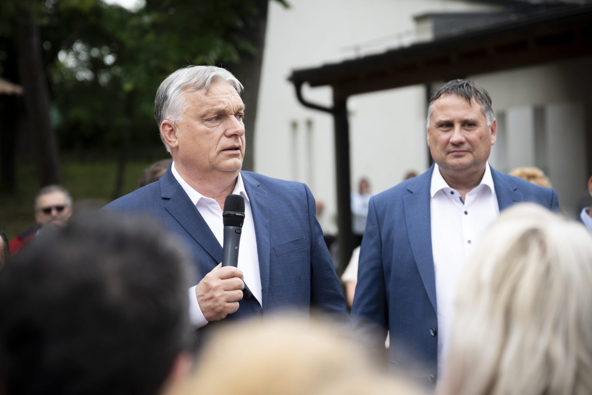 Orbán Viktor Budapestre érkezett: A baloldal háborúpárti és Soros kezében