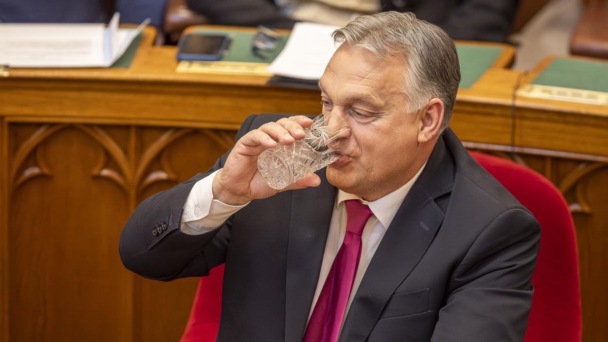 Orbán Viktor: Az öltönyben flexelő miniszterelnök – Egy pillanatkép a hatalom gyakorlásáról