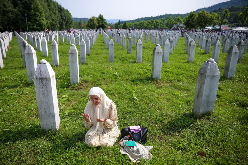 Magyarország bűntudatot kelt Srebrenicában: a szégyenfára kerülés jele a nemzetközi közösség felé
