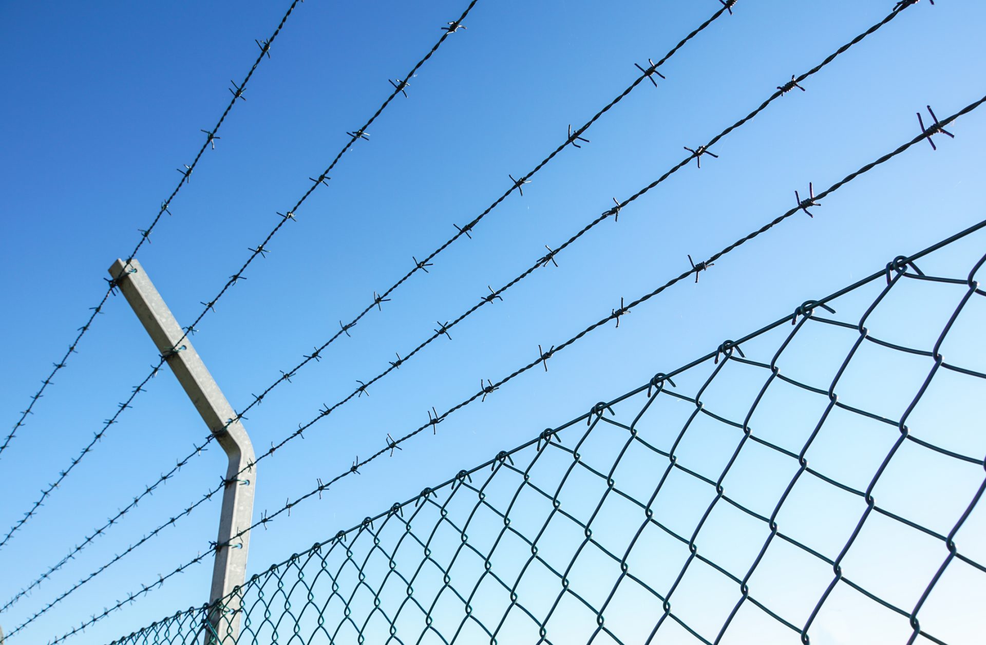A börtönökben dúl a káosz: Műanyag evőeszközökkel törték át a falat a rabok Nagy-Britanniában
