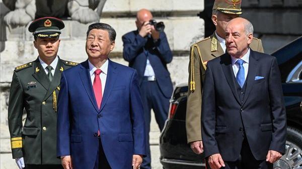 A Kínai Elnököt Katonai Tiszteletadással Körülvéve Üdvözölték a budai Várban
